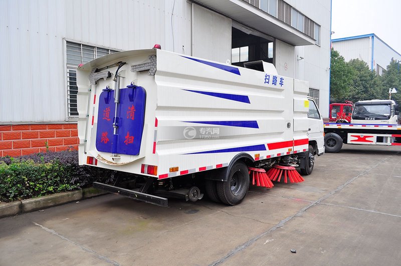 扫路车