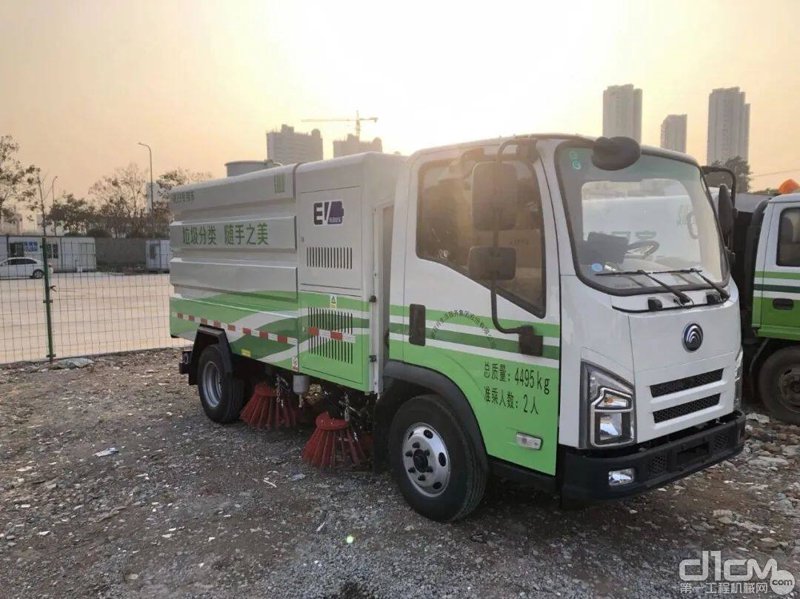 吸污车：清洁城市道路的全能战士
