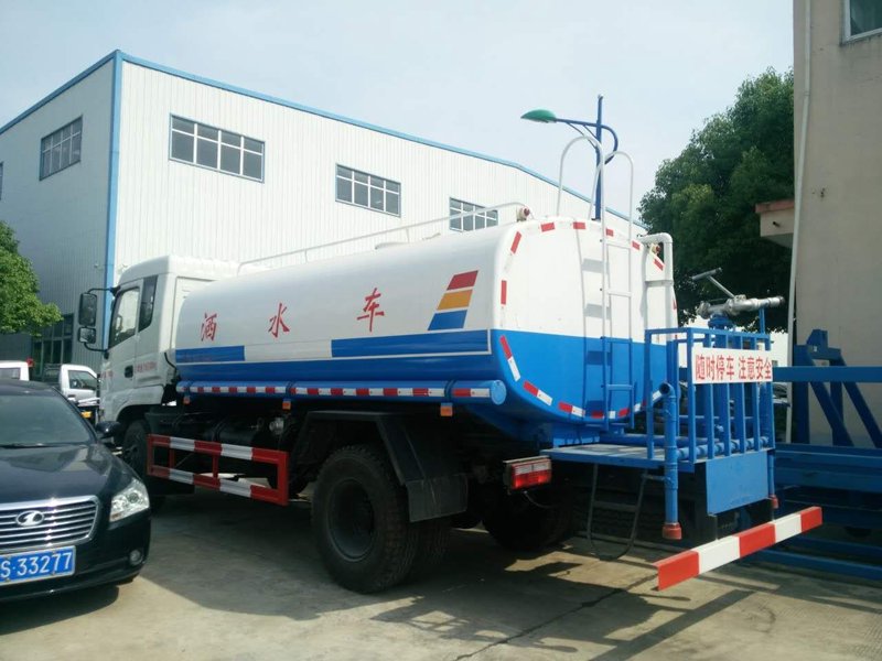 如何选择最合适的洒水车？——一场故事化的深度解析