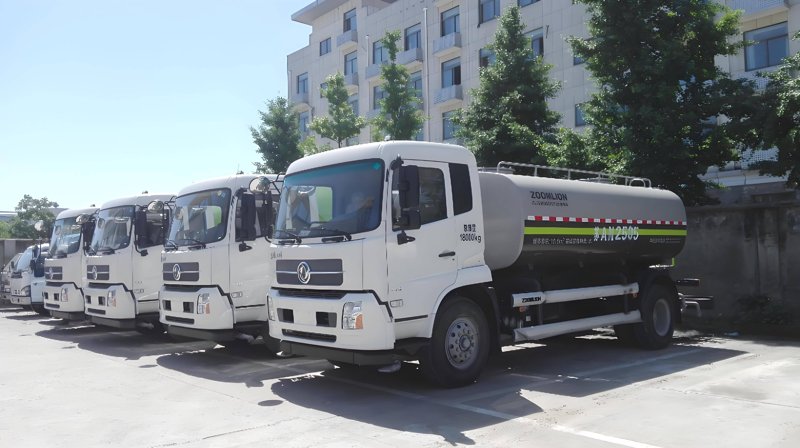 吸粪车：城市“清道夫”的日常