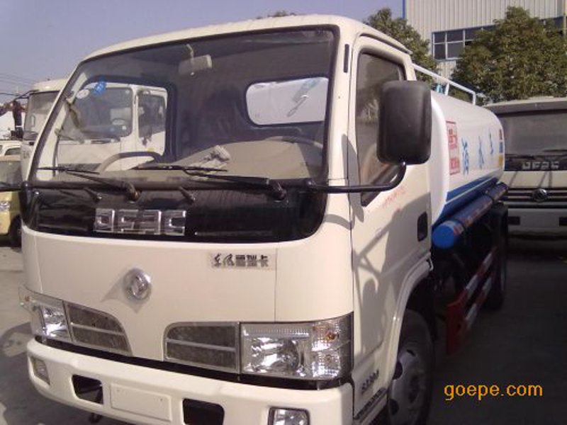 洒水车：城市清洁的“绿衣使者”