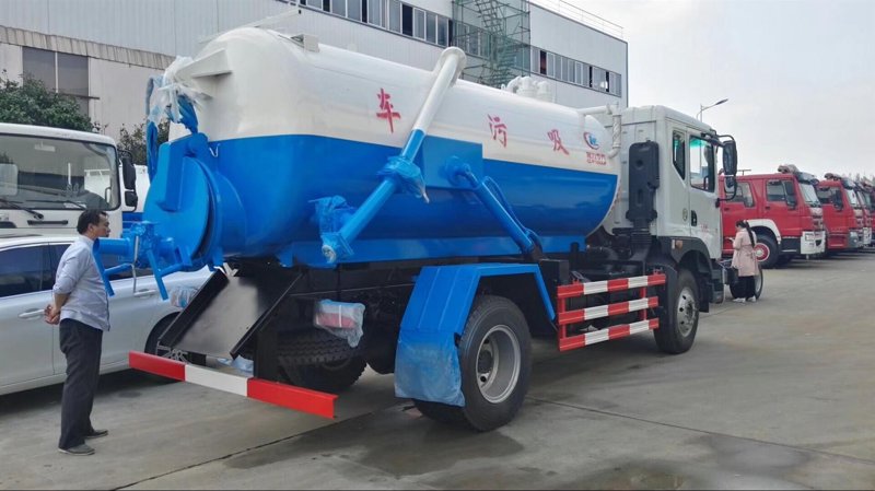 吸粪车，一个熟悉又略显尴尬的名词，在城市服务中扮演着不可或缺的角色。今天，我们就来聊聊这个行业，看看它的现状与未来。
